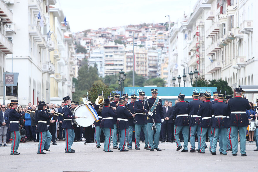 Θεσσαλονίκη: «Μάγεψαν» οι μπάντες των Ενόπλων Δυνάμεων και οι σπουδαστές της ΣΣΑΣ (βίντεο και φωτογραφίες)