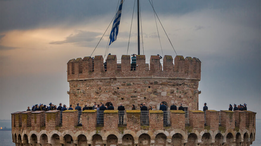 Θεσσαλονίκη: Με την έπαρση της σημαίας στον Λευκό Πύργο, παρουσία Σακελλαροπούλου, άρχισαν οι τριήμερες εκδηλώσεις