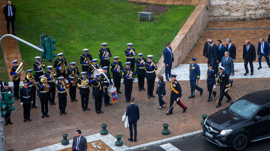 Θεσσαλονίκη: Με την έπαρση της σημαίας στον Λευκό Πύργο, παρουσία Σακελλαροπούλου, άρχισαν οι τριήμερες εκδηλώσεις