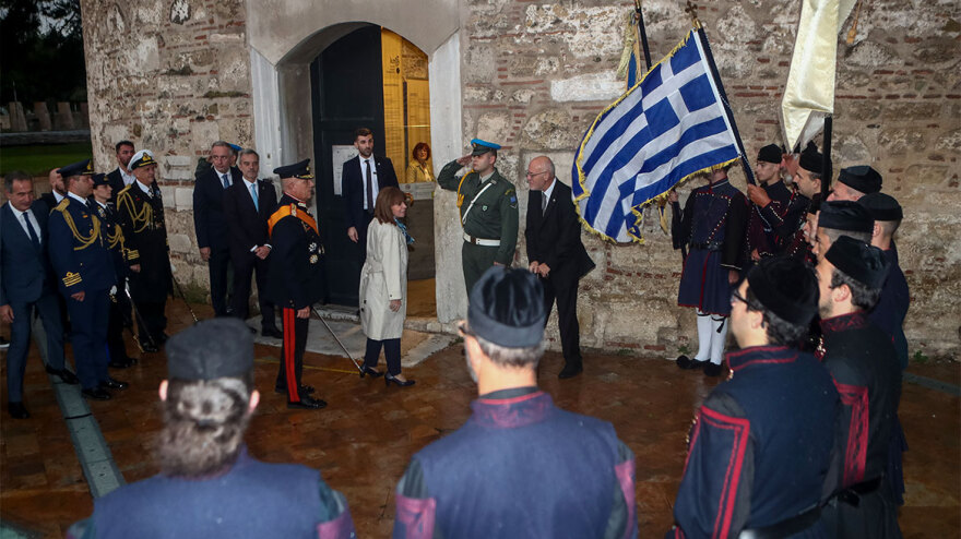 Θεσσαλονίκη: Με την έπαρση της σημαίας στον Λευκό Πύργο, παρουσία Σακελλαροπούλου, άρχισαν οι τριήμερες εκδηλώσεις