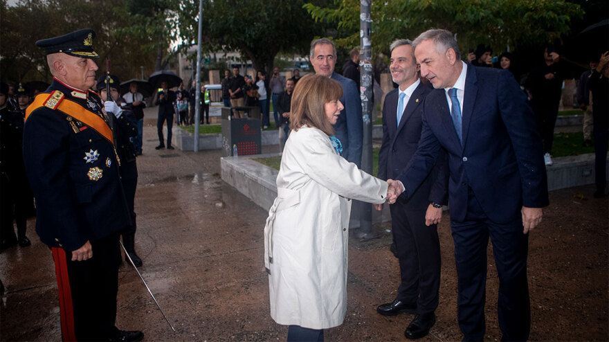Θεσσαλονίκη: Με την έπαρση της σημαίας στον Λευκό Πύργο, παρουσία Σακελλαροπούλου, άρχισαν οι τριήμερες εκδηλώσεις