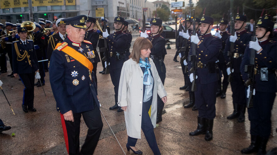Θεσσαλονίκη: Με την έπαρση της σημαίας στον Λευκό Πύργο, παρουσία Σακελλαροπούλου, άρχισαν οι τριήμερες εκδηλώσεις