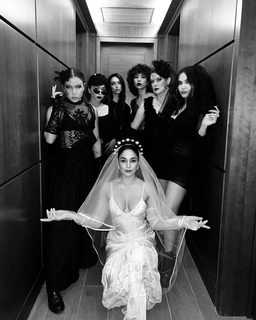 Η Βανέσα Χάντζενς έκανε bachelorette με θέμα την... κηδεία