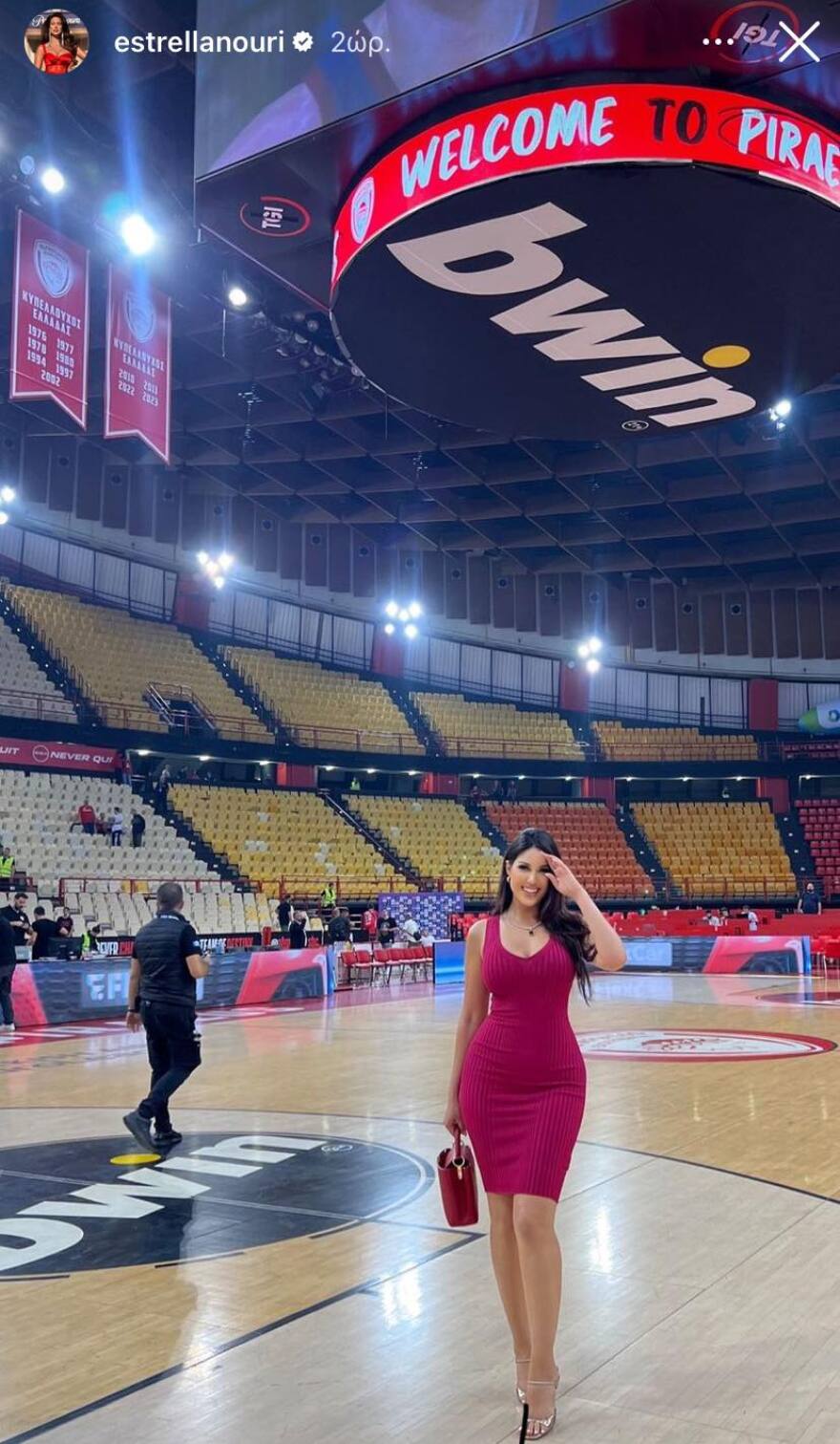 Τόμας Γουόκαπ: Έκλεψε την παράσταση στο ΣΕΦ η σύντροφος του μπασκετμπολίστα του Ολυμπιακού - Βίντεο και φωτογραφίες 