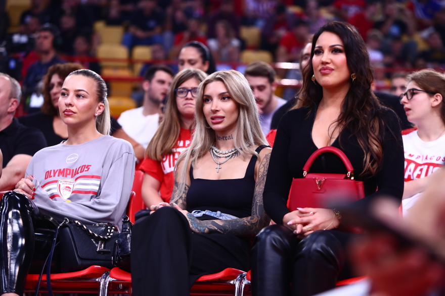 Τόμας Γουόκαπ: Έκλεψε την παράσταση στο ΣΕΦ η σύντροφος του μπασκετμπολίστα του Ολυμπιακού - Βίντεο και φωτογραφίες 