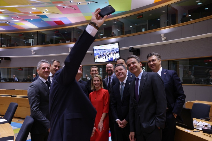 Ξαβιέ Μπετέλ: Η αποχαιρετιστήρια selfie ως πρωθυπουργός του Λουξεμβούργου στη Σύνοδο Κορυφής