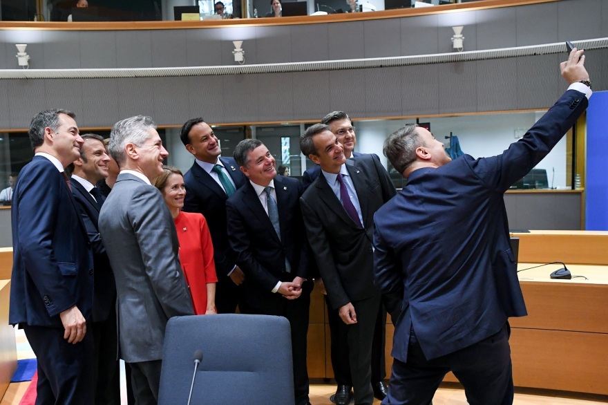 Ξαβιέ Μπετέλ: Η αποχαιρετιστήρια selfie ως πρωθυπουργός του Λουξεμβούργου στη Σύνοδο Κορυφής