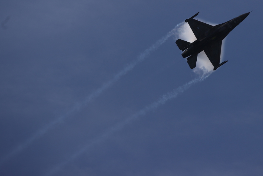 Θεσσαλονίκη: Μαχητικά αεροσκάφη «έσκισαν» τον ουρανό της στις δοκιμαστικές πτήσεις