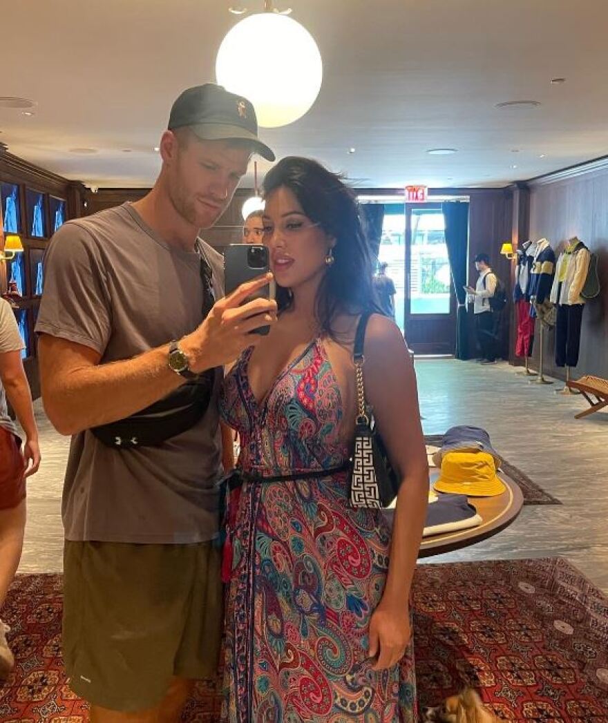 Τόμας Γουόκαπ: Έκλεψε την παράσταση στο ΣΕΦ η σύντροφος του μπασκετμπολίστα του Ολυμπιακού - Βίντεο και φωτογραφίες 