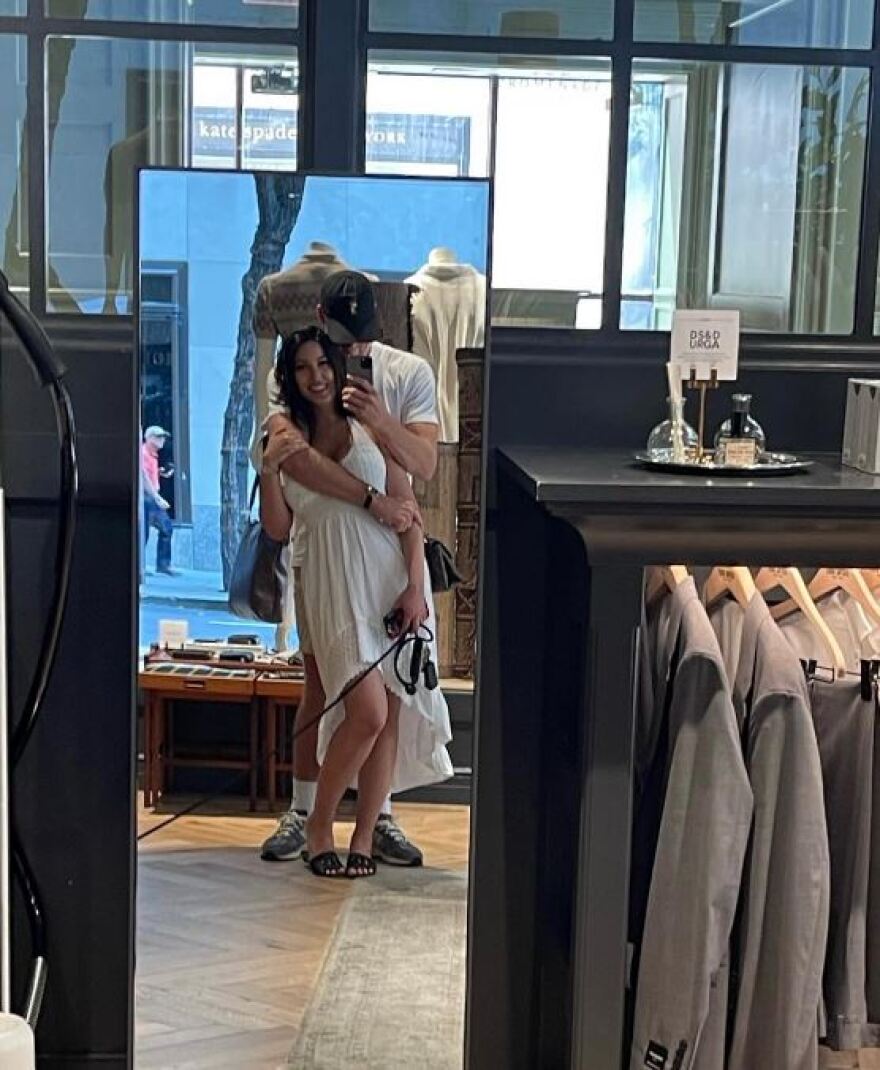 Τόμας Γουόκαπ: Έκλεψε την παράσταση στο ΣΕΦ η σύντροφος του μπασκετμπολίστα του Ολυμπιακού - Βίντεο και φωτογραφίες 