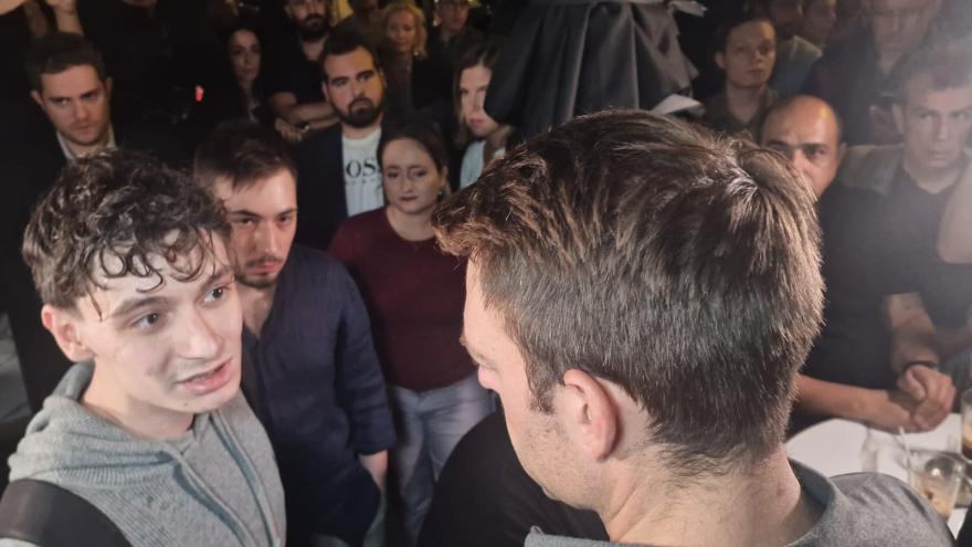 Θεσσαλονίκη - Κασσελάκης: Συνομίλησε με νέες και νέους σε καφέ - Δείτε βίντεο και φωτογραφίες