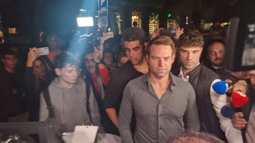 Θεσσαλονίκη - Κασσελάκης: Συνομίλησε με νέες και νέους σε καφέ - Δείτε βίντεο και φωτογραφίες