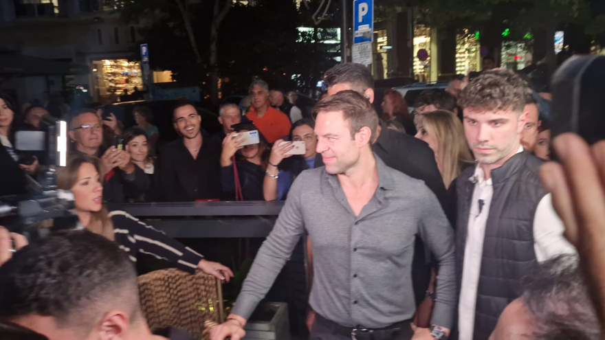 Θεσσαλονίκη - Κασσελάκης: Συνομίλησε με νέες και νέους σε καφέ - Δείτε βίντεο και φωτογραφίες