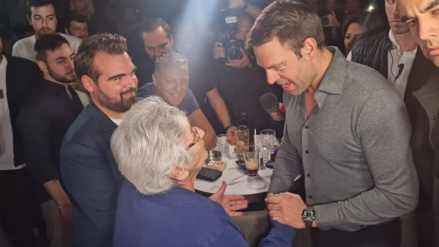 Θεσσαλονίκη - Κασσελάκης: Συνομίλησε με νέες και νέους σε καφέ - Δείτε βίντεο και φωτογραφίες