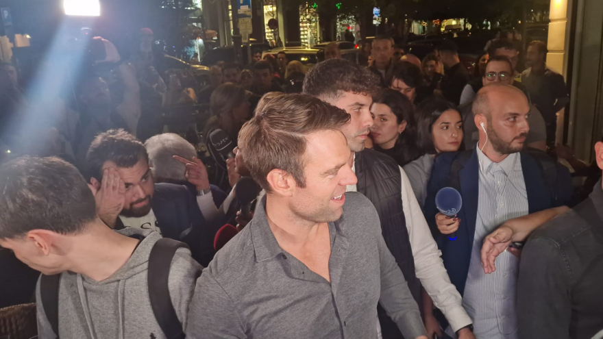 Θεσσαλονίκη - Κασσελάκης: Συνομίλησε με νέες και νέους σε καφέ - Δείτε βίντεο και φωτογραφίες