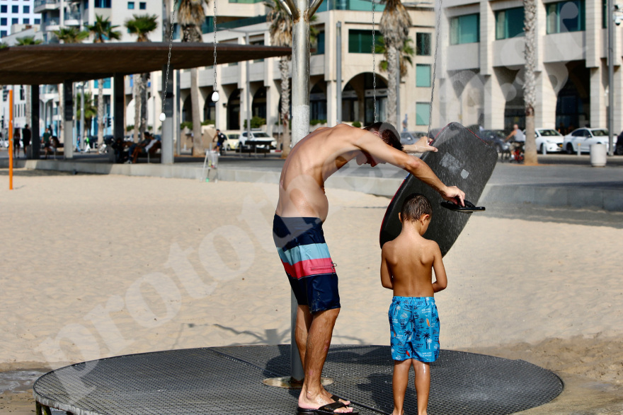 Πόλεμος στο Ισραήλ: Το πρωί στην παραλία, το βράδυ στα καταφύγια - Δείτε βίντεο και φωτογραφίες