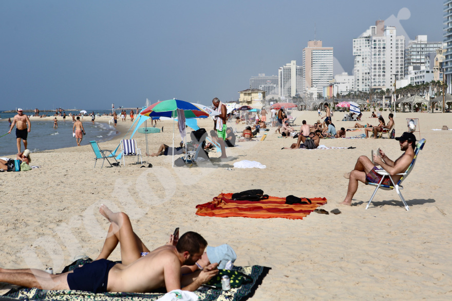 Πόλεμος στο Ισραήλ: Το πρωί στην παραλία, το βράδυ στα καταφύγια - Δείτε βίντεο και φωτογραφίες