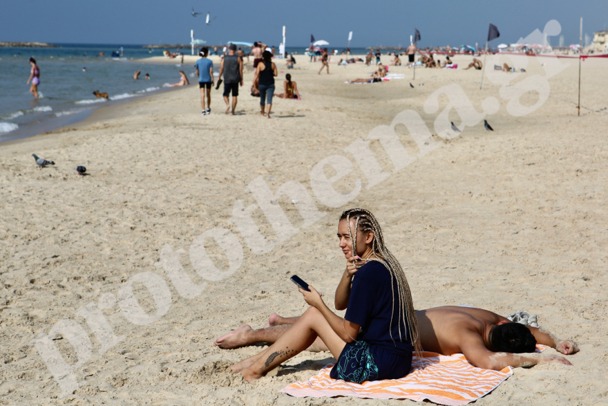 Πόλεμος στο Ισραήλ: Το πρωί στην παραλία, το βράδυ στα καταφύγια - Δείτε βίντεο και φωτογραφίες