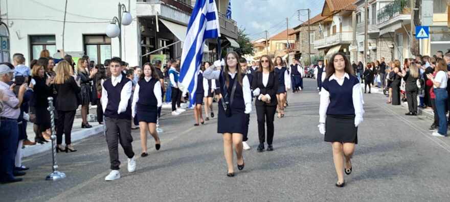 28η Οκτωβρίου: Μαθητής με ολική απώλεια όρασης παρέλασε στη Μακρυνεία Αγρινίου