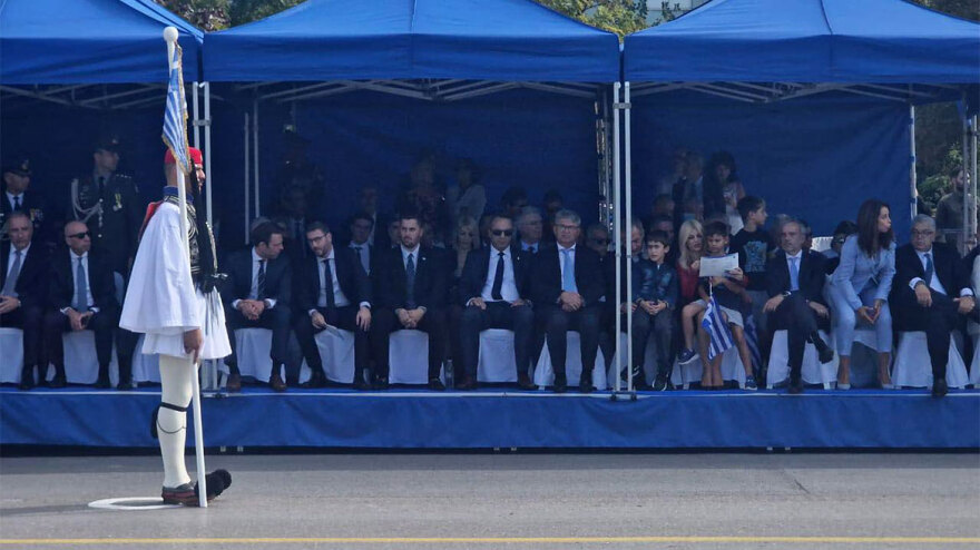 28η Οκτωβρίου: Πλήθος επισήμων στην παρέλαση - Πλάι πλάι Κασσελάκης και Ανδρουλάκης, είχαν σύντομη συνομιλία - Δείτε βίντεο