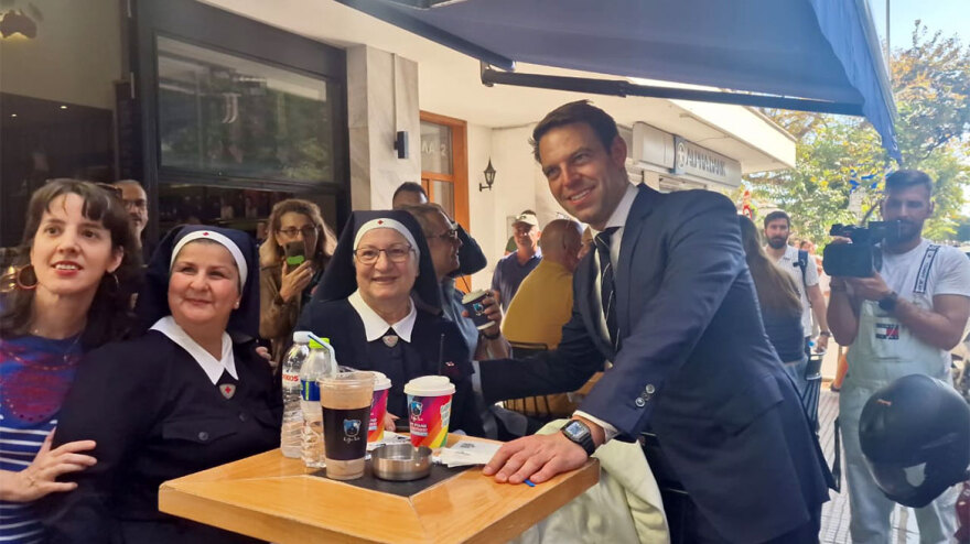 Ο Κασσελάκης πήγε βόλτα στη Θεσσαλονίκη μετά την παρέλαση: Οι selfie, τα κεράσματα και το επεισόδιο με περαστικούς 