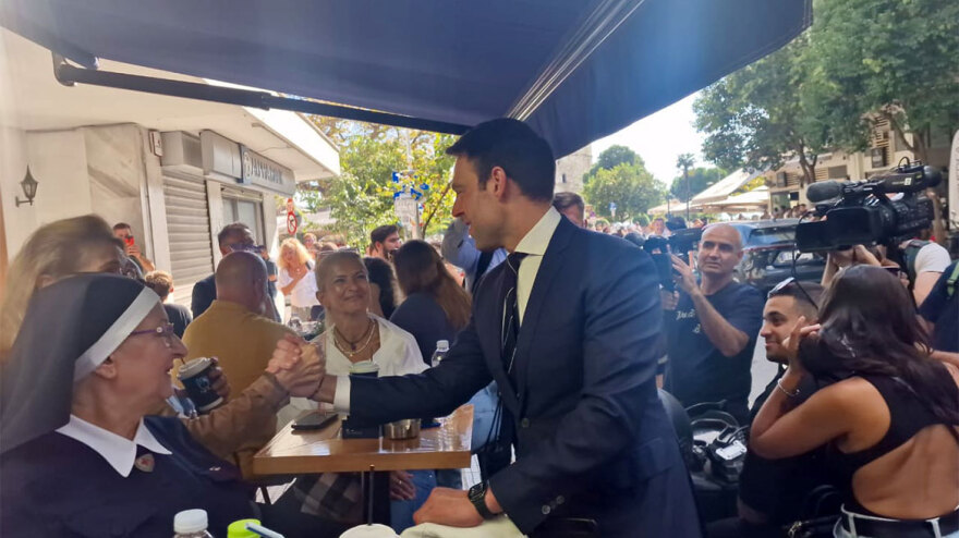 Ο Κασσελάκης πήγε βόλτα στη Θεσσαλονίκη μετά την παρέλαση: Οι selfie, τα κεράσματα και το επεισόδιο με περαστικούς 