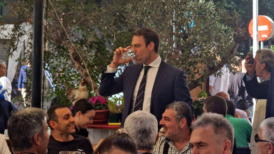 Ο Κασσελάκης πήγε βόλτα στη Θεσσαλονίκη μετά την παρέλαση: Οι selfie, τα κεράσματα και το επεισόδιο με περαστικούς 