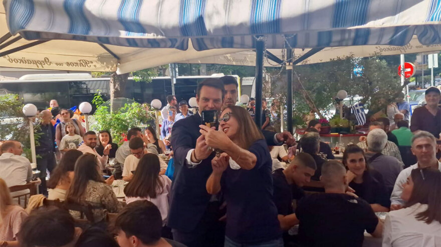 Ο Κασσελάκης πήγε βόλτα στη Θεσσαλονίκη μετά την παρέλαση: Οι selfie, τα κεράσματα και το επεισόδιο με περαστικούς 