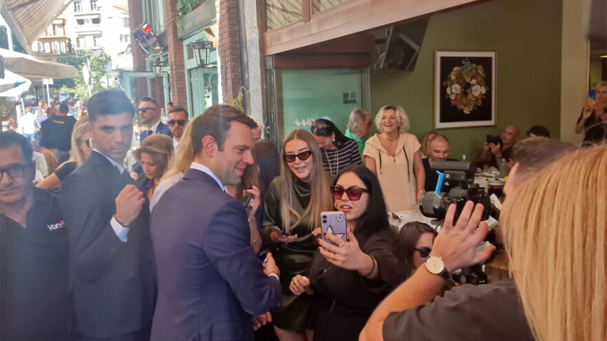 Ο Κασσελάκης πήγε βόλτα στη Θεσσαλονίκη μετά την παρέλαση: Οι selfie, τα κεράσματα και το επεισόδιο με περαστικούς 