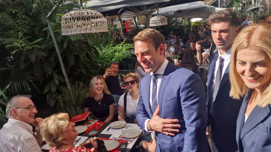 Ο Κασσελάκης πήγε βόλτα στη Θεσσαλονίκη μετά την παρέλαση: Οι selfie, τα κεράσματα και το επεισόδιο με περαστικούς 