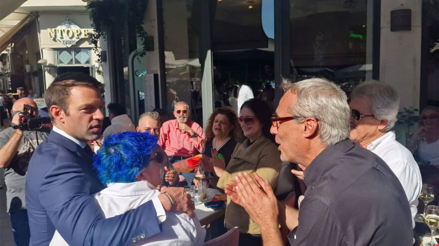 Ο Κασσελάκης πήγε βόλτα στη Θεσσαλονίκη μετά την παρέλαση: Οι selfie, τα κεράσματα και το επεισόδιο με περαστικούς 