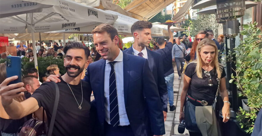 Ο Κασσελάκης πήγε βόλτα στη Θεσσαλονίκη μετά την παρέλαση: Οι selfie, τα κεράσματα και το επεισόδιο με περαστικούς 