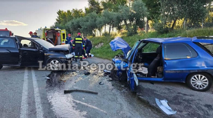 Σφοδρή μετωπική σύγκρουση δύο ΙΧ στη Λαμία - Τραυματίστηκαν σοβαρά τρία άτομα