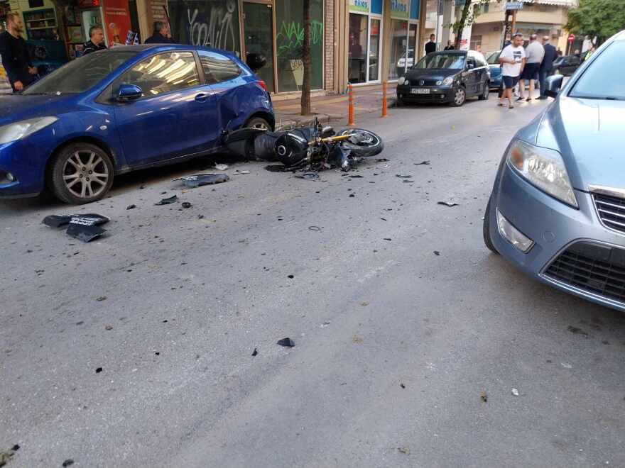 Τροχαίο δυστύχημα τη Λάρισα - Νεκρός ένας 30χρονος οδηγός μηχανής