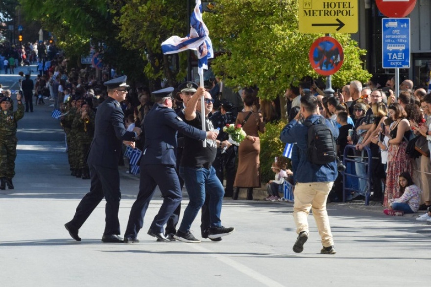 28η Οκτωβρίου: Άντρας μπήκε στο χώρο της παρέλασης στη Λάρισα με μια ματωμένη σημαία του Ισραήλ - Βίντεο