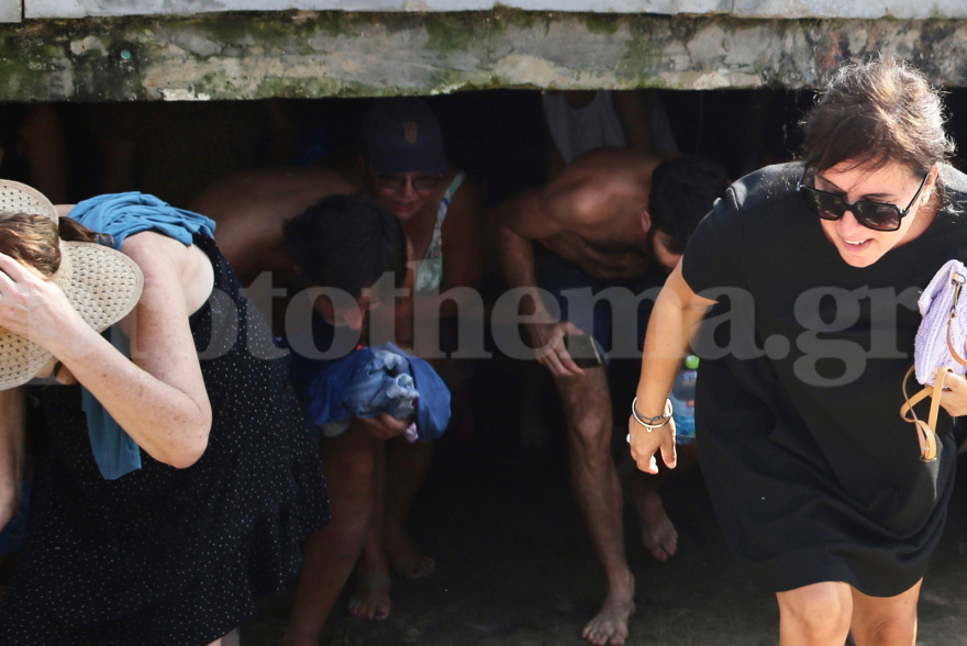 Πόλεμος στο Ισραήλ: Απίστευτες εικόνες - Πήγαν για μπάνιο παρά τους βομβαρδισμούς στο Τελ Αβίβ - Όταν ήχησαν οι σειρήνες, κρύφτηκαν στον υπόνομο