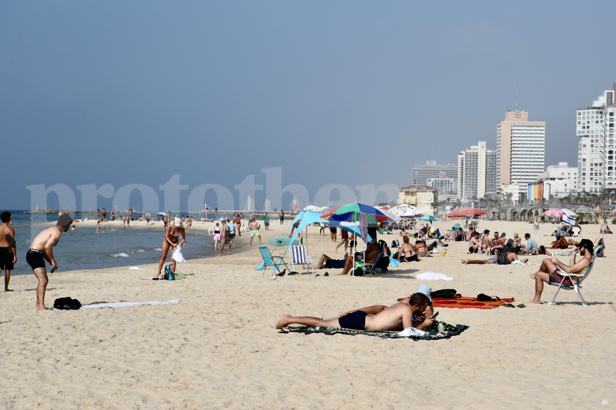 Πόλεμος στο Ισραήλ: Απίστευτες εικόνες - Πήγαν για μπάνιο παρά τους βομβαρδισμούς στο Τελ Αβίβ - Όταν ήχησαν οι σειρήνες, κρύφτηκαν στον υπόνομο