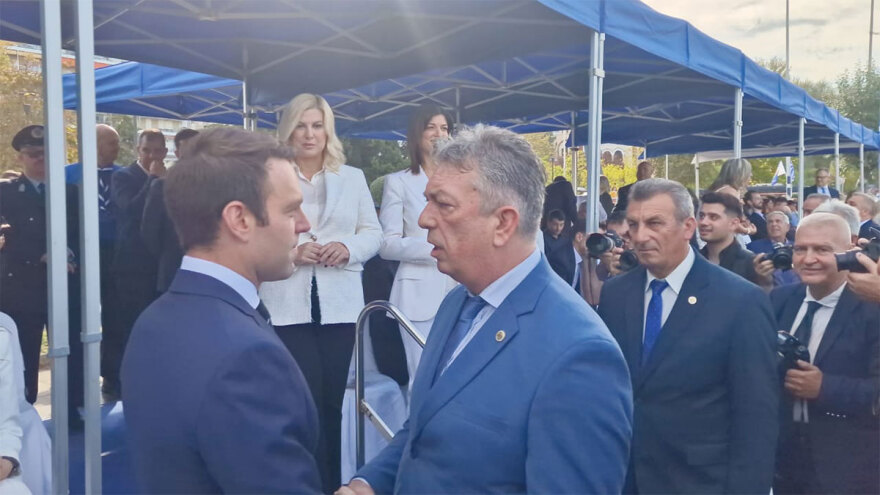 28η Οκτωβρίου: Πλήθος επισήμων στην παρέλαση - Πλάι πλάι Κασσελάκης και Ανδρουλάκης, είχαν σύντομη συνομιλία - Δείτε βίντεο