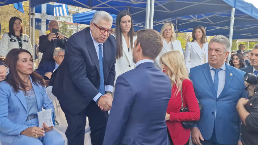 28η Οκτωβρίου: Πλήθος επισήμων στην παρέλαση - Πλάι πλάι Κασσελάκης και Ανδρουλάκης, είχαν σύντομη συνομιλία - Δείτε βίντεο