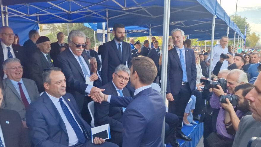 28η Οκτωβρίου: Πλήθος επισήμων στην παρέλαση - Πλάι πλάι Κασσελάκης και Ανδρουλάκης, είχαν σύντομη συνομιλία - Δείτε βίντεο