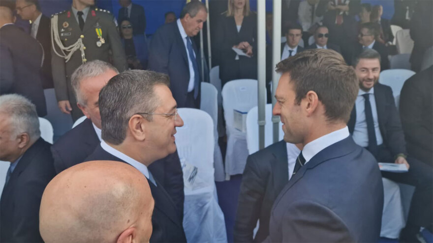 28η Οκτωβρίου: Πλήθος επισήμων στην παρέλαση - Πλάι πλάι Κασσελάκης και Ανδρουλάκης, είχαν σύντομη συνομιλία - Δείτε βίντεο