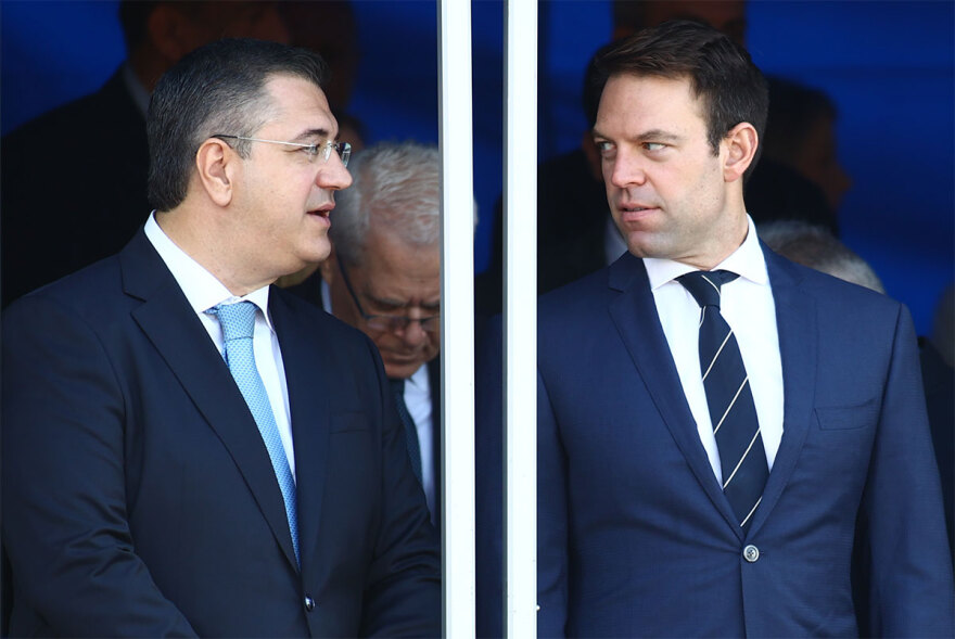 28η Οκτωβρίου: Πλήθος επισήμων στην παρέλαση - Πλάι πλάι Κασσελάκης και Ανδρουλάκης, είχαν σύντομη συνομιλία - Δείτε βίντεο