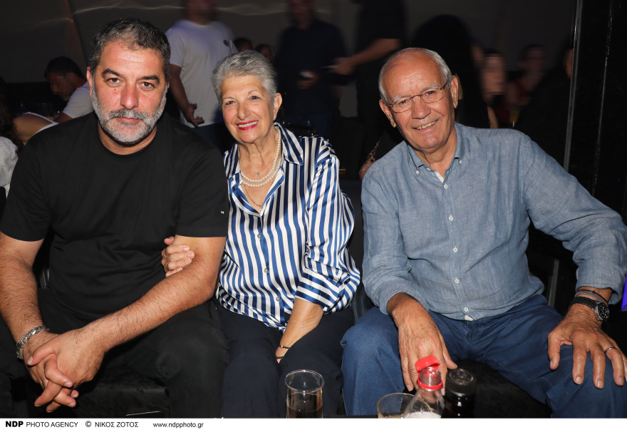 Δέσποινα Βανδή: Οι γονείς του Βασίλη Μπισμπίκη την απόλαυσαν στη σκηνή