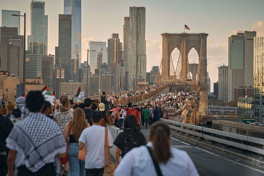 Πόλεμος στο Ισραήλ: «Κύμα» οργής στο Μπρούκλιν της Νέας Υόρκης για τους βομβαρδισμούς στη Γάζα - Χιλιάδες διαδηλωτές στους δρόμους 
