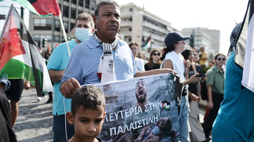 Συλλαλητήριο στην Αθήνα για να σταματήσουν οι ισραηλινές επιχειρήσεις στη Γάζα - Δείτε βίντεο και φωτογραφίες