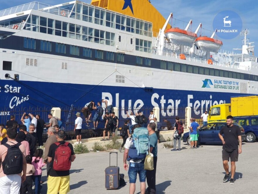 Αναστάτωση στο λιμάνι της Ρόδου - Πάνω από 400 μετανάστες εμπόδιζαν τον απόπλου επιβατικού πλοίου - Βίντεο