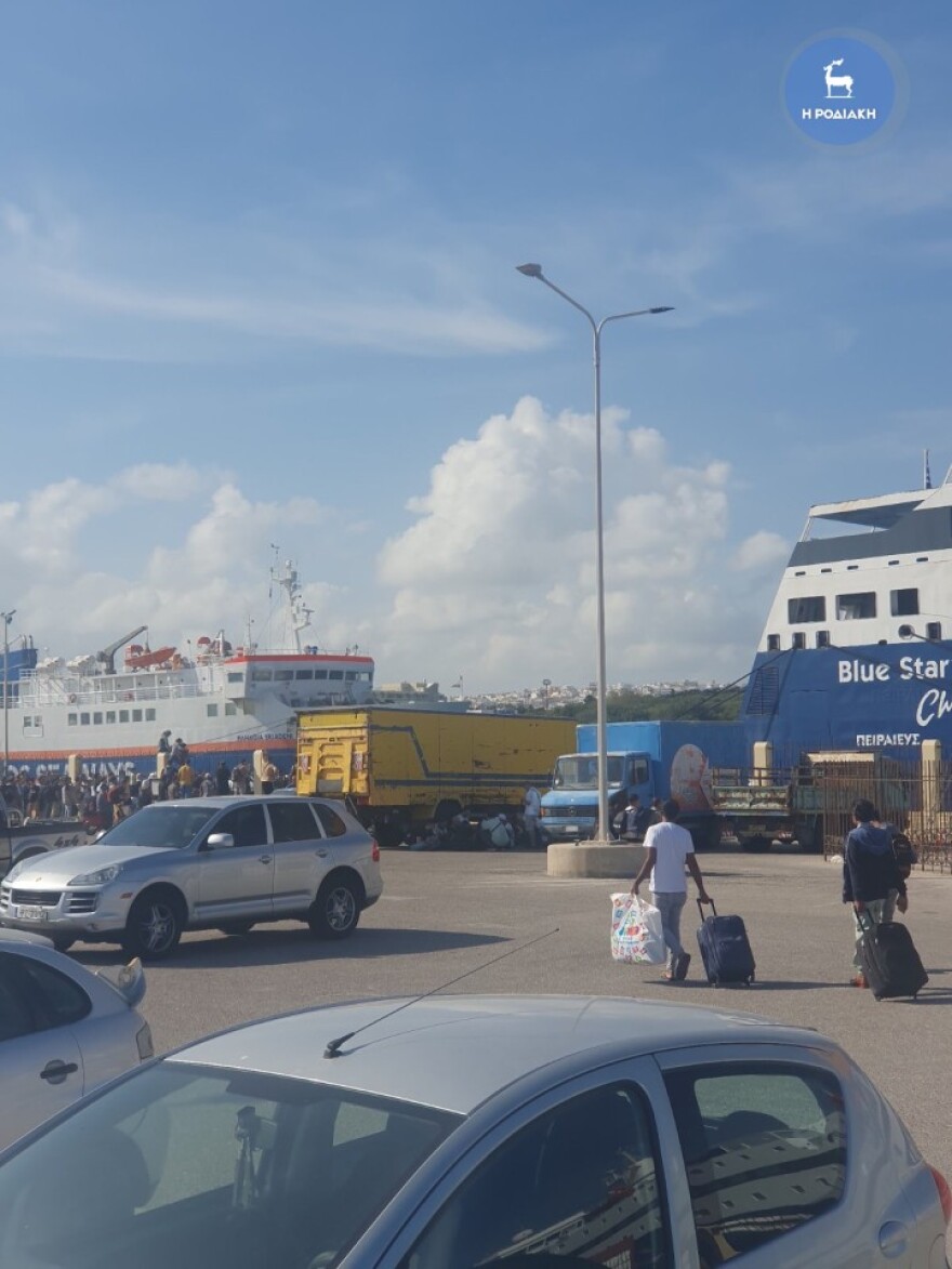 Αναστάτωση στο λιμάνι της Ρόδου - Πάνω από 400 μετανάστες εμπόδιζαν τον απόπλου επιβατικού πλοίου - Βίντεο