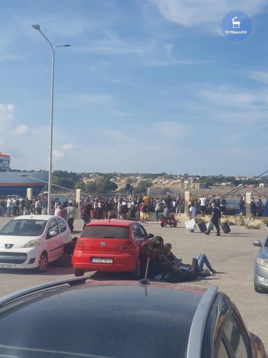 Αναστάτωση στο λιμάνι της Ρόδου - Πάνω από 400 μετανάστες εμπόδιζαν τον απόπλου επιβατικού πλοίου - Βίντεο