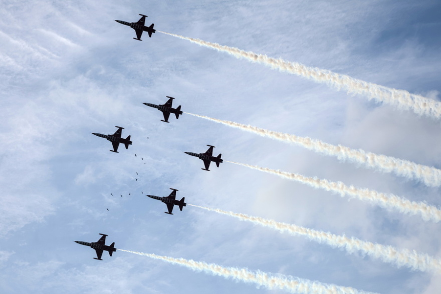 Κωνσταντινούπολη: Φαραωνική φιέστα Ερντογάν με μαχητικά αεροσκάφη και 100 πολεμικά πλοία στον Βόσπορο 