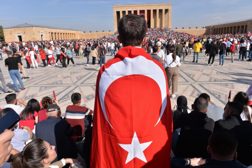 Κωνσταντινούπολη: Φαραωνική φιέστα Ερντογάν με μαχητικά αεροσκάφη και 100 πολεμικά πλοία στον Βόσπορο 